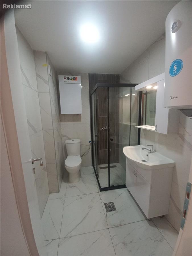 Se izdava prazen stan so kujna,46m2,Centar karsi Vero Jumbo