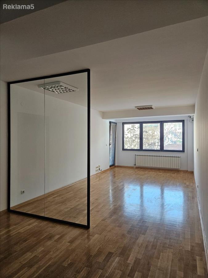 Centar, sproti Soboren hram, za kancelarija