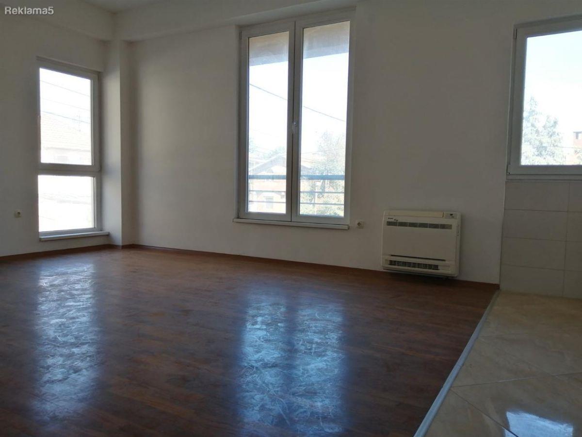 Se izdava deloven prostor 78m2 vo Crniche
