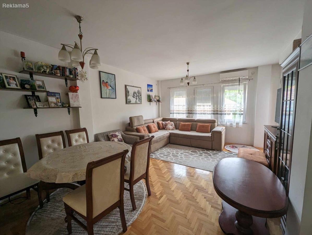 SANRAJS Trosoben Stan 66 m2 na 1 kat jugoistok, centar