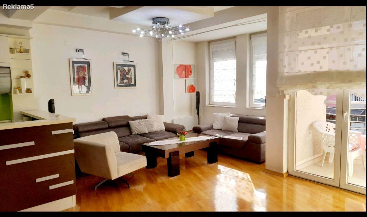 Se prodava trosoben stan 81m2 vo Taftalidze 1 kaj Mlecen