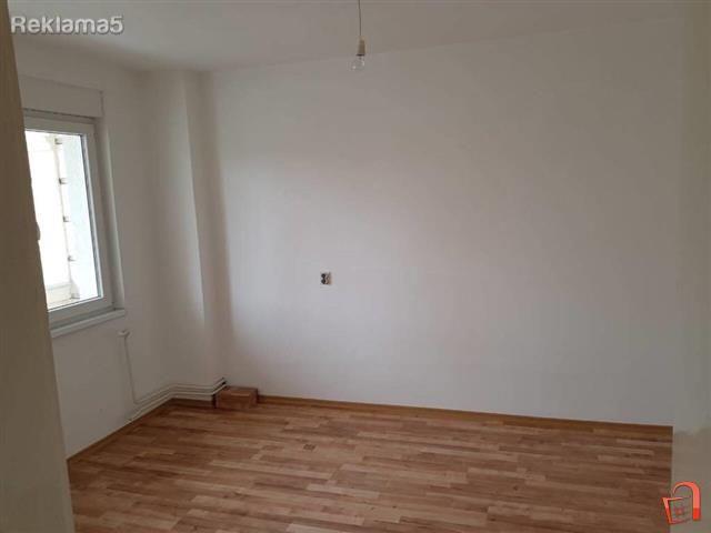 Se izdava prazen 4-soben 100m2 za kancelarii Plostad