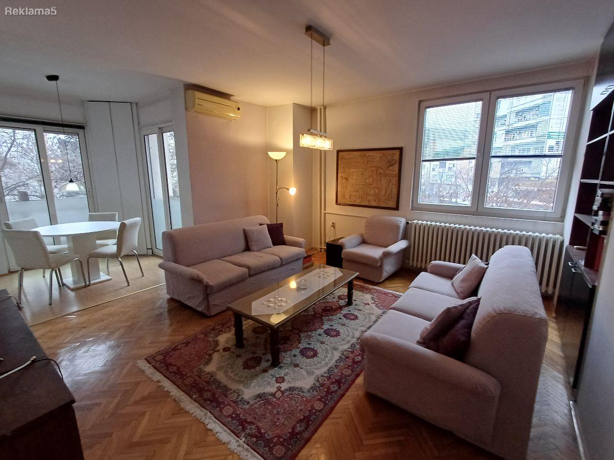 Se prodava stan 85m2 vo centar