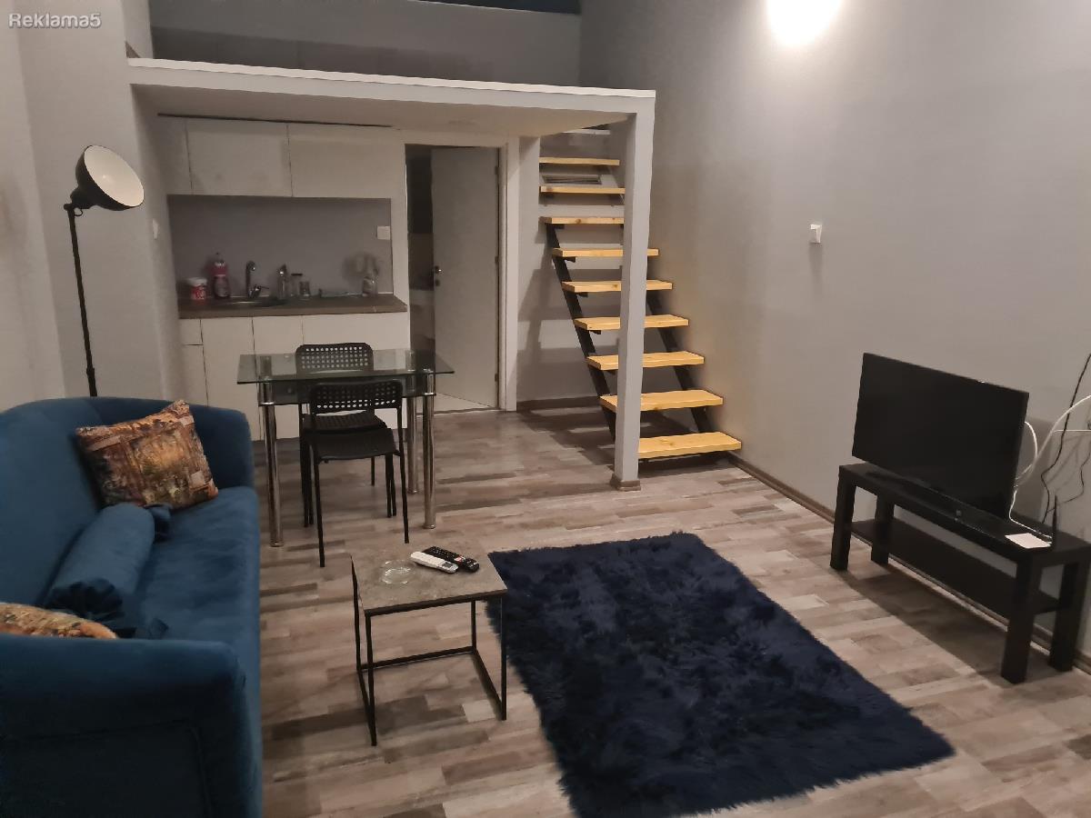 Izdvam garsonjera so galerija vo centar 140 evra