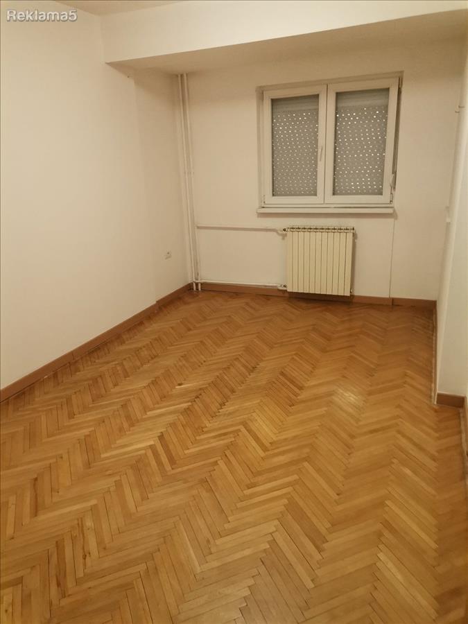 SAVIC IS RENTING AN APARTMENT IN THE CENTER