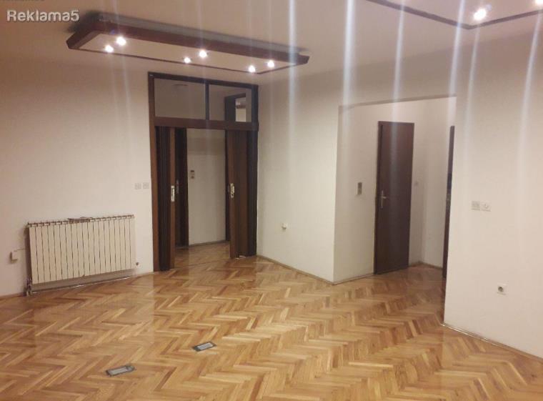 SE IZDAVA TROSOBEN PRAZEN SPROTI SOBORNA