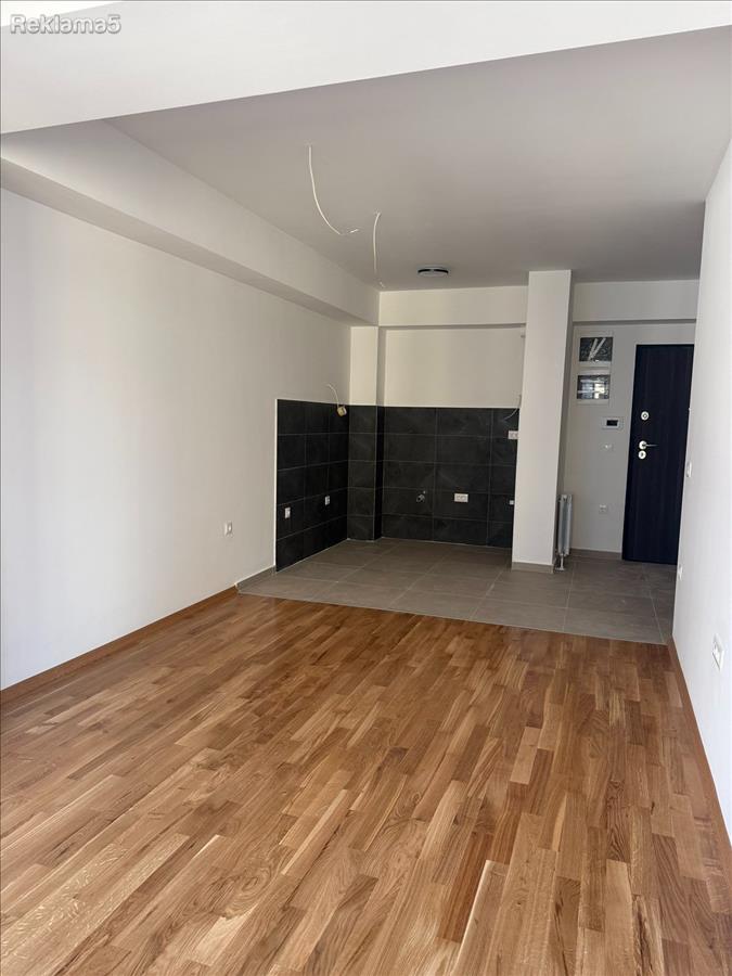 Nov prazen trosoben 57m2Centar kaj Univerzalna
