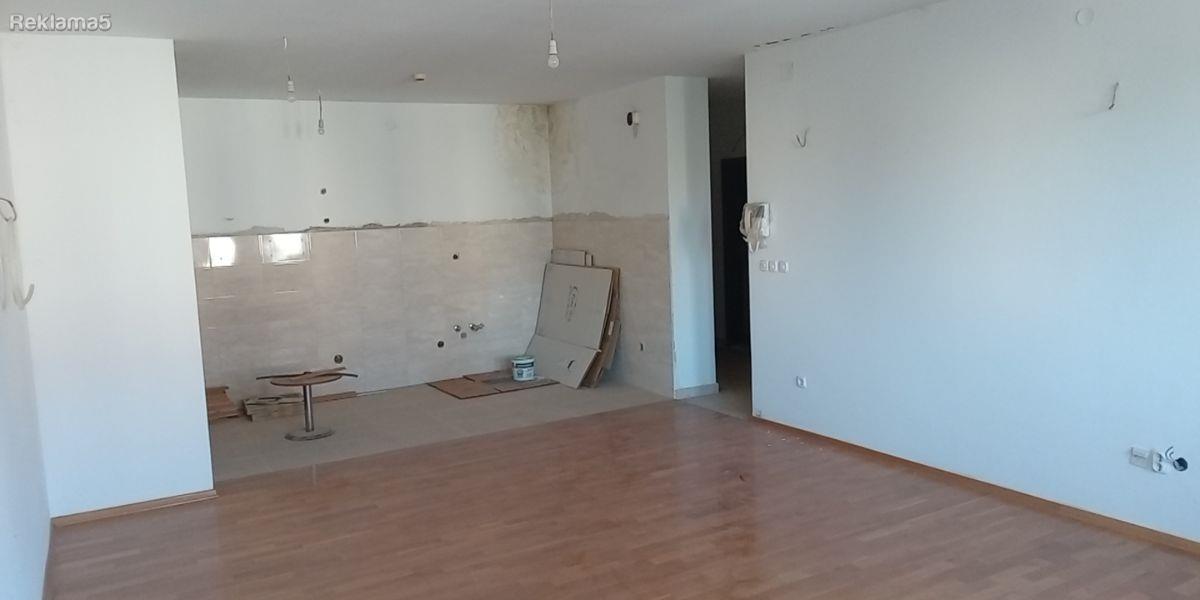 Prazen 3-soben 90m2 Taftalidze 1 pozadi fak.za Turizam