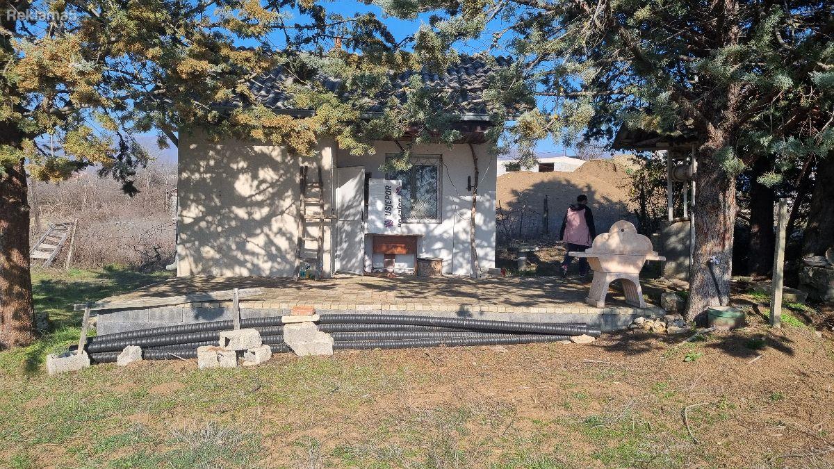 SE PRODAVA VIKENDICA 28m² NA PLAC OD 744 m², Goliovo