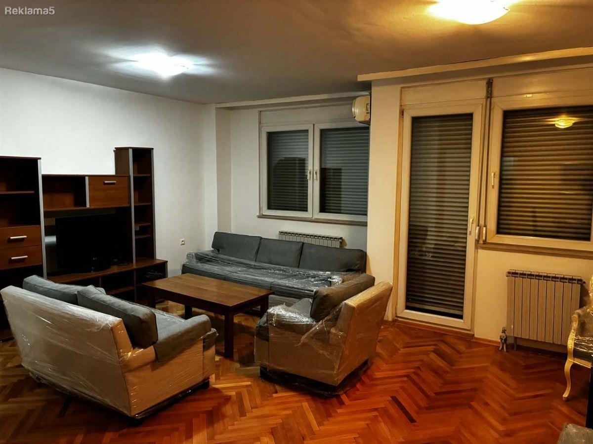 Se prodava stan 93m2 vo Aerodrom pozadi Kapitol