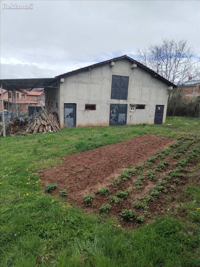 A warehouse building in Bratindol is for sale