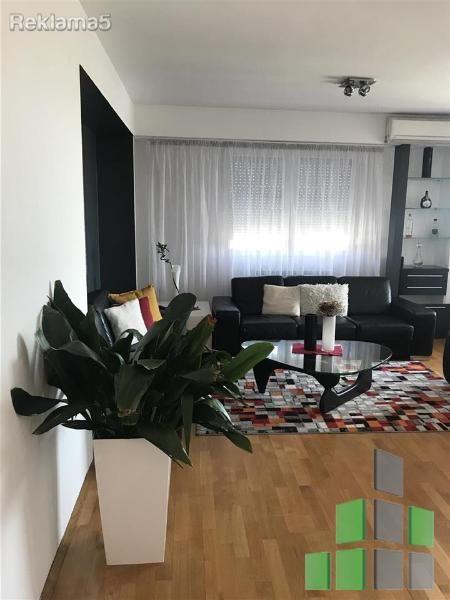 Se prodava 4-sob stan vo Centar