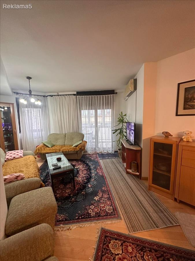 The strictest center, three-room apartment, 82 m2, quality building, 2100 m²