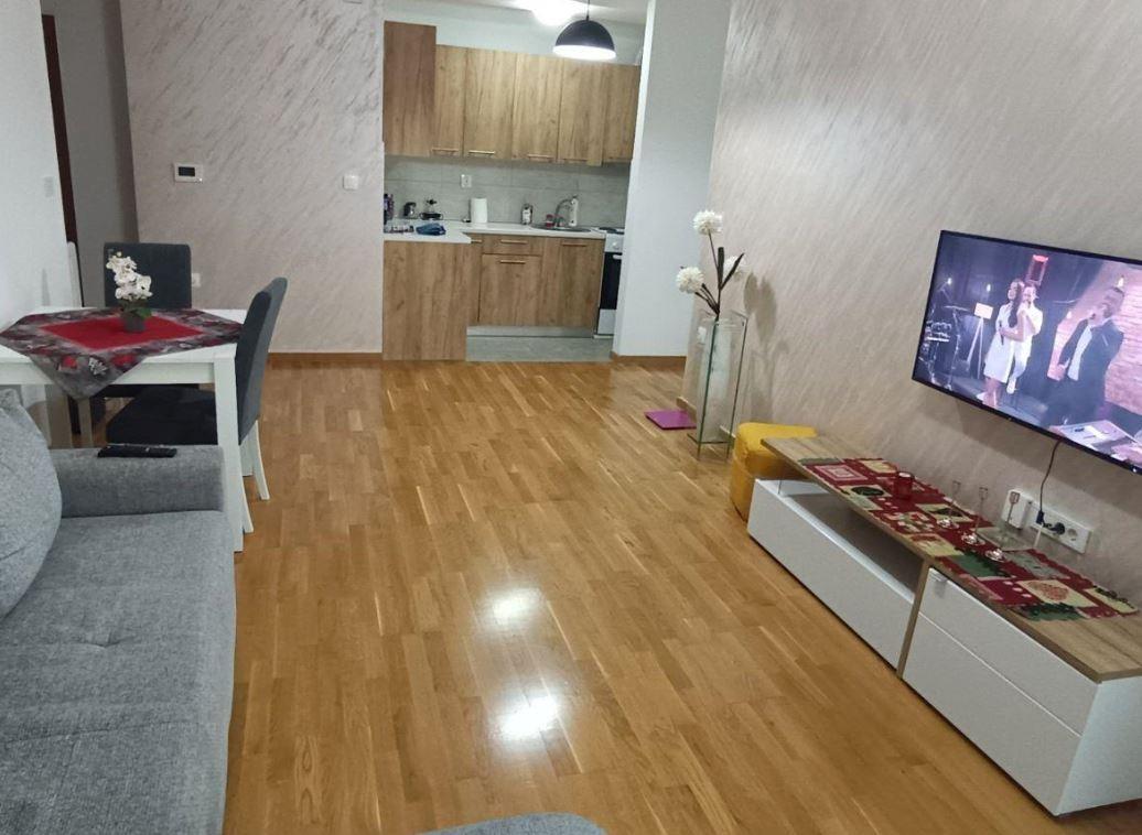 Stan 53 m2 se iznajmuva vo Aerodrom.