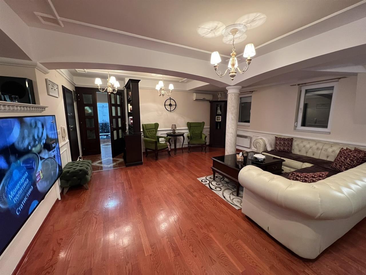 Se izdava nov lux dupleks 180m2 Centar pozadi Bug Amb.