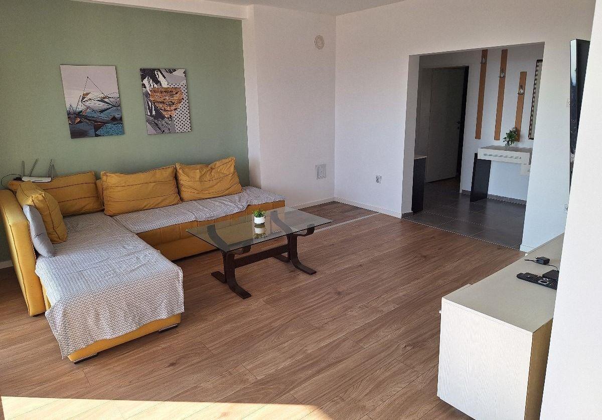 Se izdava 110m2 so tri spalni sobi vo Crnice K.Voda