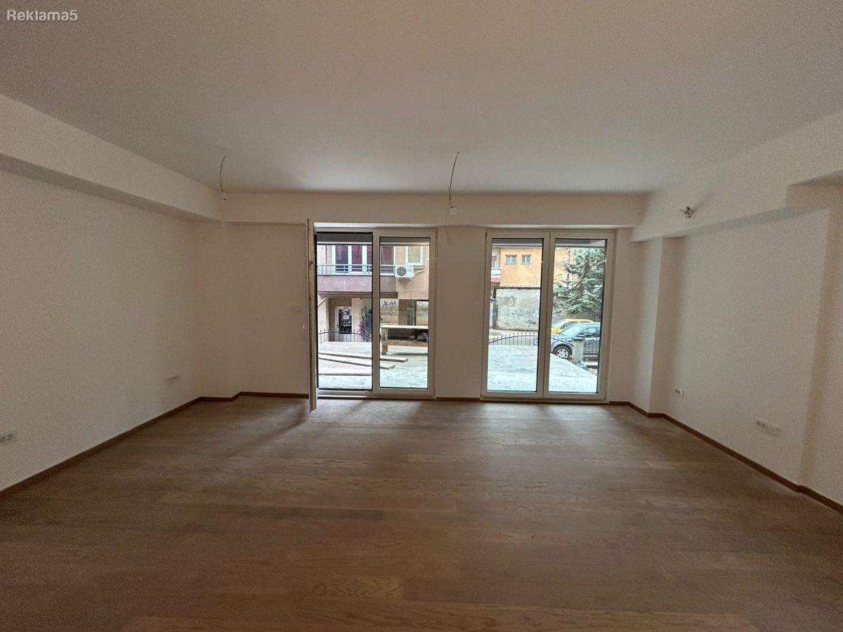 An apartment for sale in Debar Maalo with a yard of 100m²