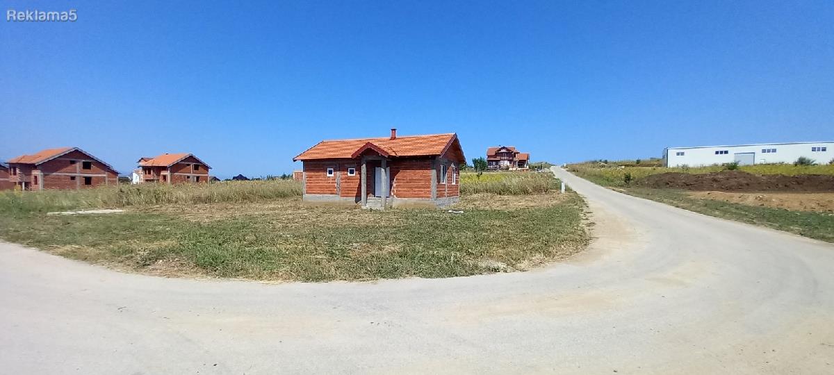 Se prodava plac790m2 n.kukja vo novata naselba vo Petrovec