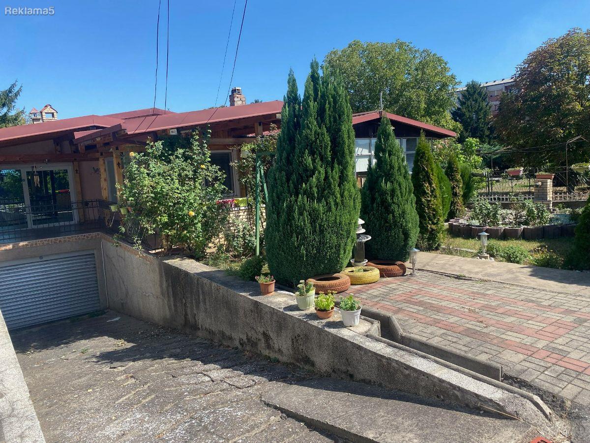 Se prodava kuka vo Cento