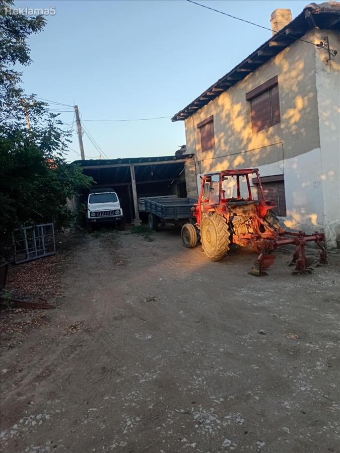 House in the village of Vozartsi (Kavadartsi)
