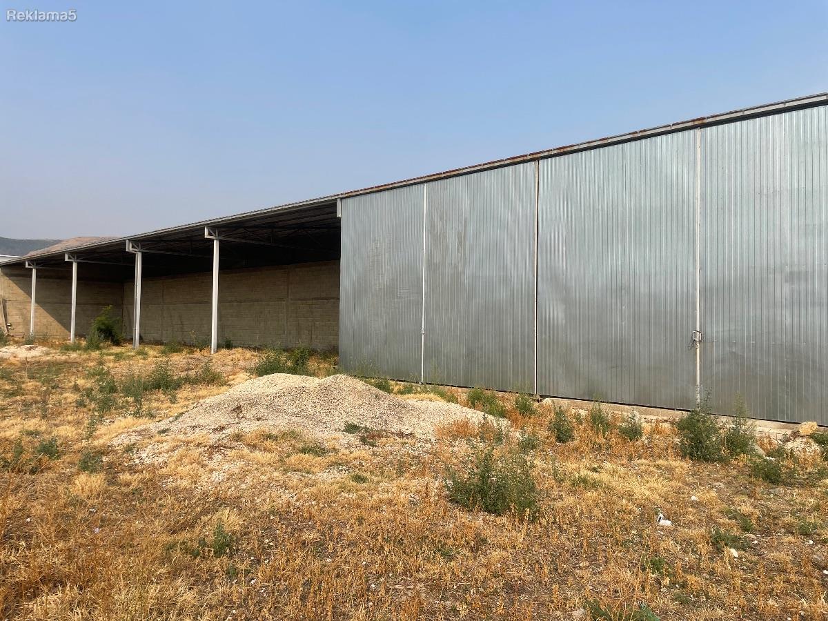 For sale is a 320 m2 hall with a 2520 m2 plot at the G Orizari exit