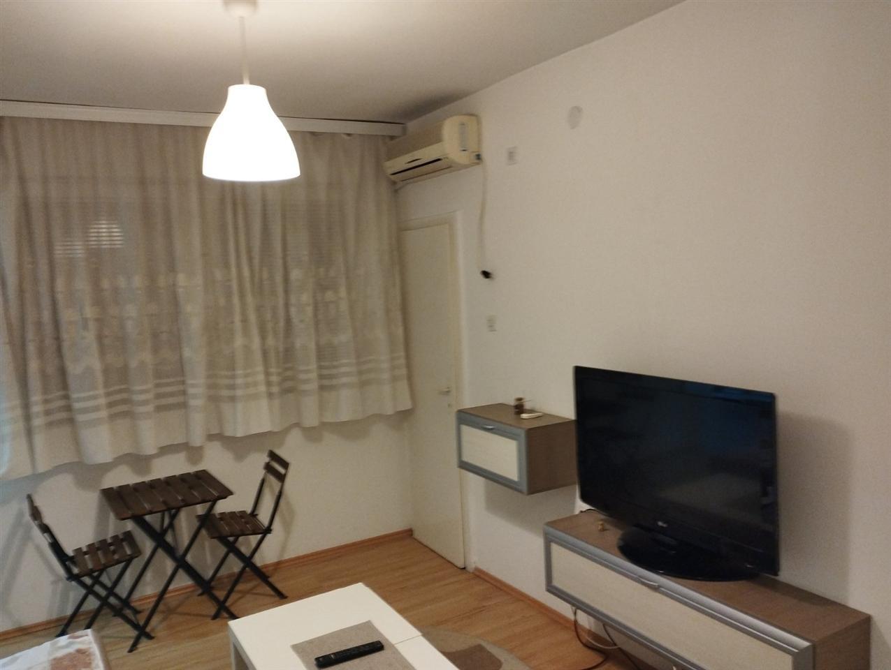 SE PRODAVA STAN POZADI SIMPO 2-sob.STAN 40m22
