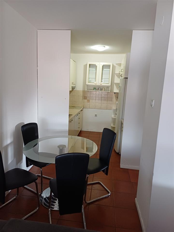Se prodava stan 93m2 so tri spalni vo Gradski zid do Soborna
