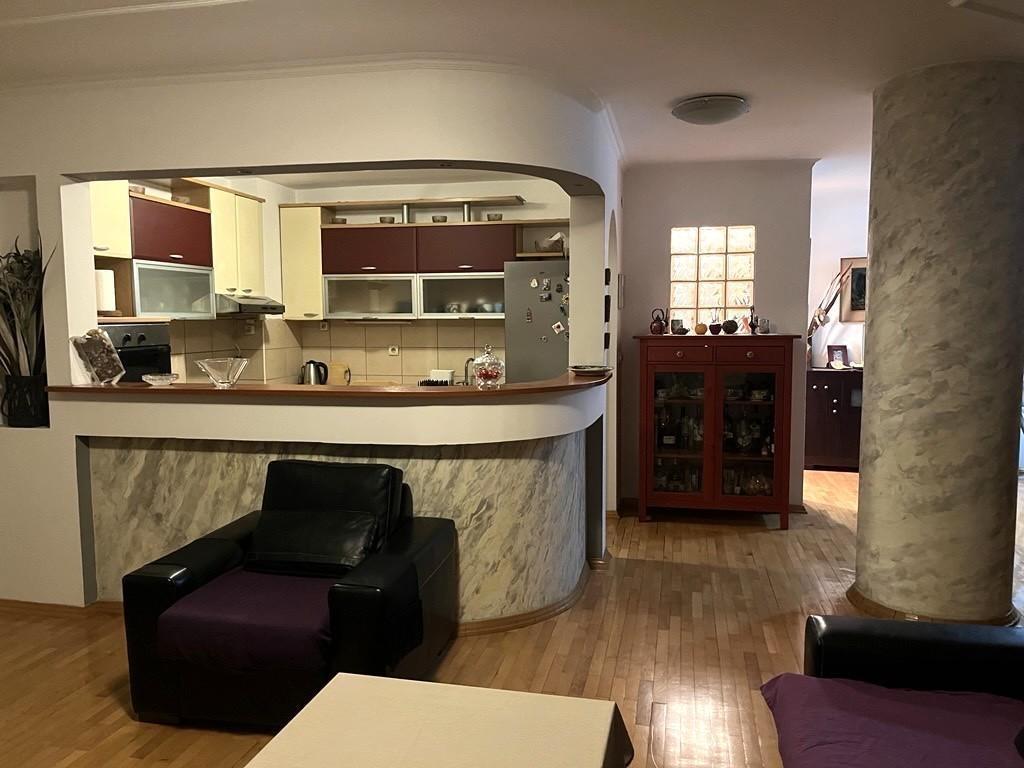 Se prodava stan 110m2 vo Centar