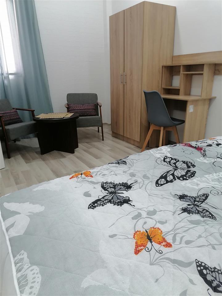 SE PRODAVA 2-SOBEN STAN VO KARPOSH