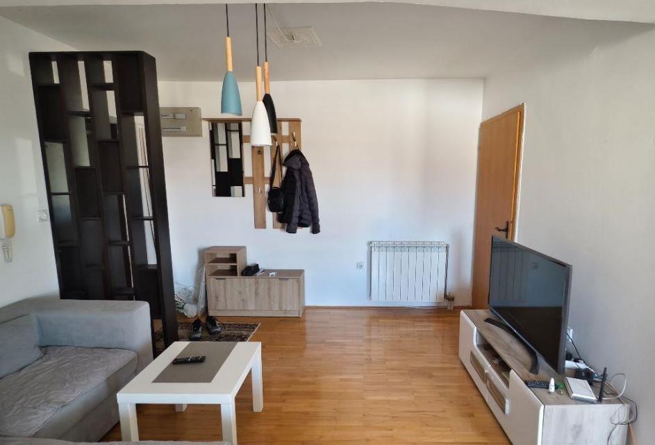 Stan vo Avtokomanda 56m2 so 2 spalni