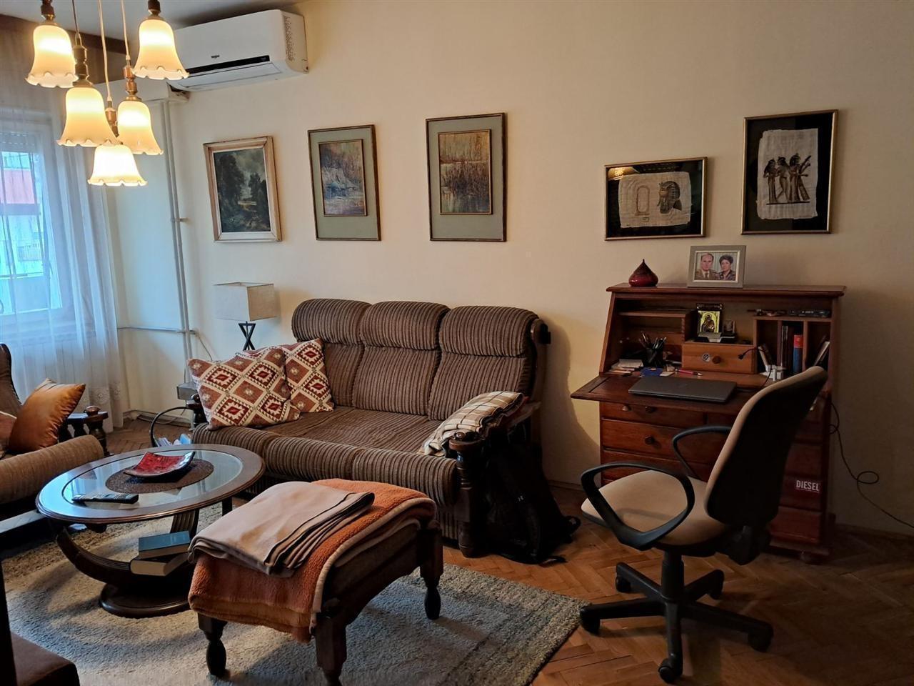 Se prodava stan so 3 spalni vo centar kapistec