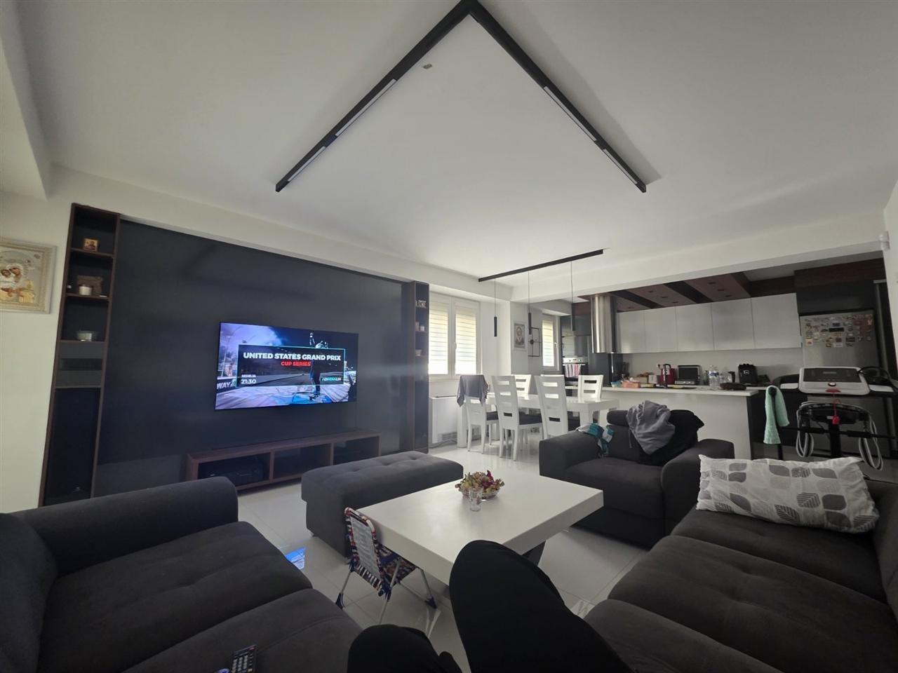 Se prodava ekskluziven stan na prizemje vo Hrom 101m2