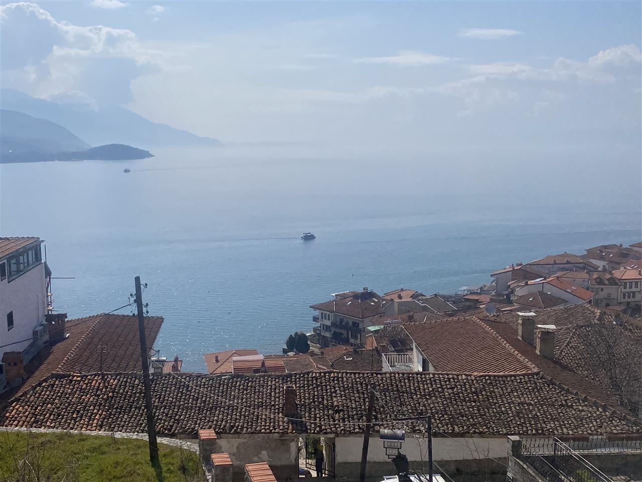 Prekrasen sprat od kukja vo stariot del,pogled na ezero