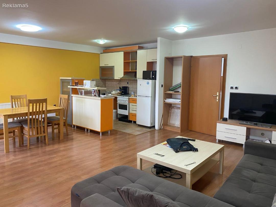 Se prodava prekrasen stan vo Centar od 70m2