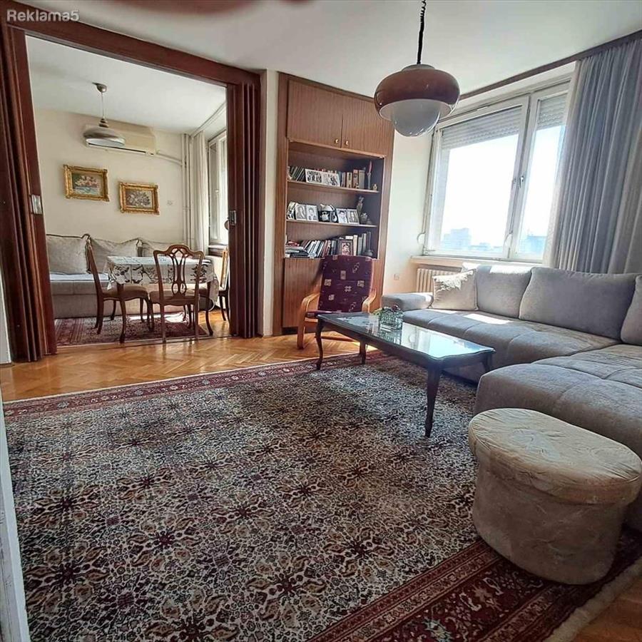 Se prodava stan 89m2 vo Centar vo Gradski zid