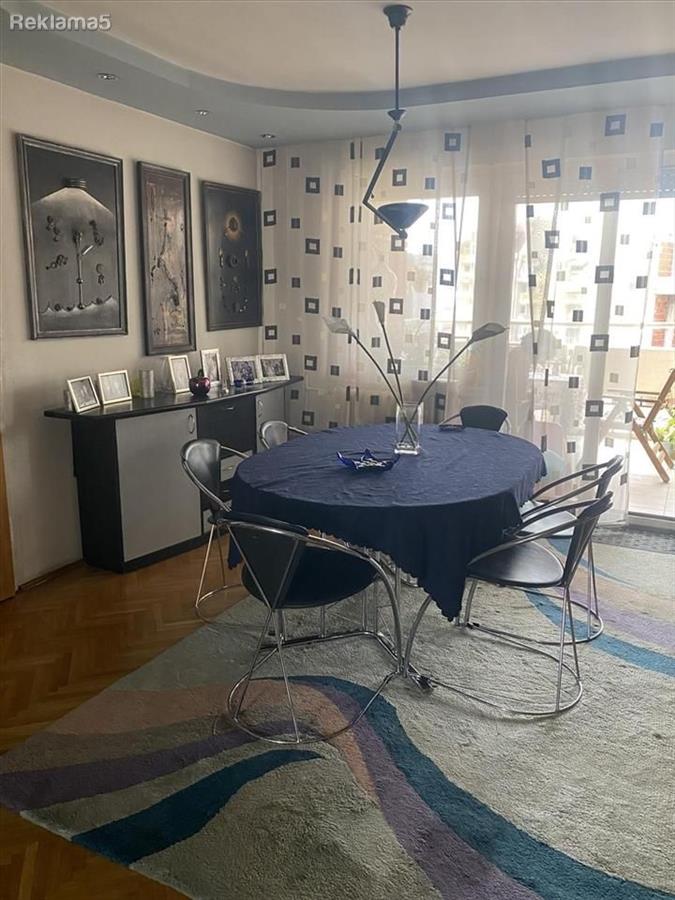 Se prodava stan 100m2 vo Centar sproti gimnazijata J.B.TIto