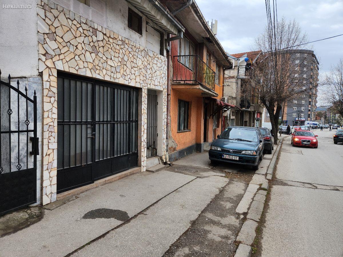 Prodavam deloven stamben prostor na ul Mosha pijade