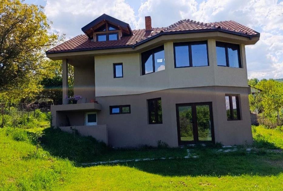 Kuka vo Katlanovo 171m2 so cel plac 1540m2