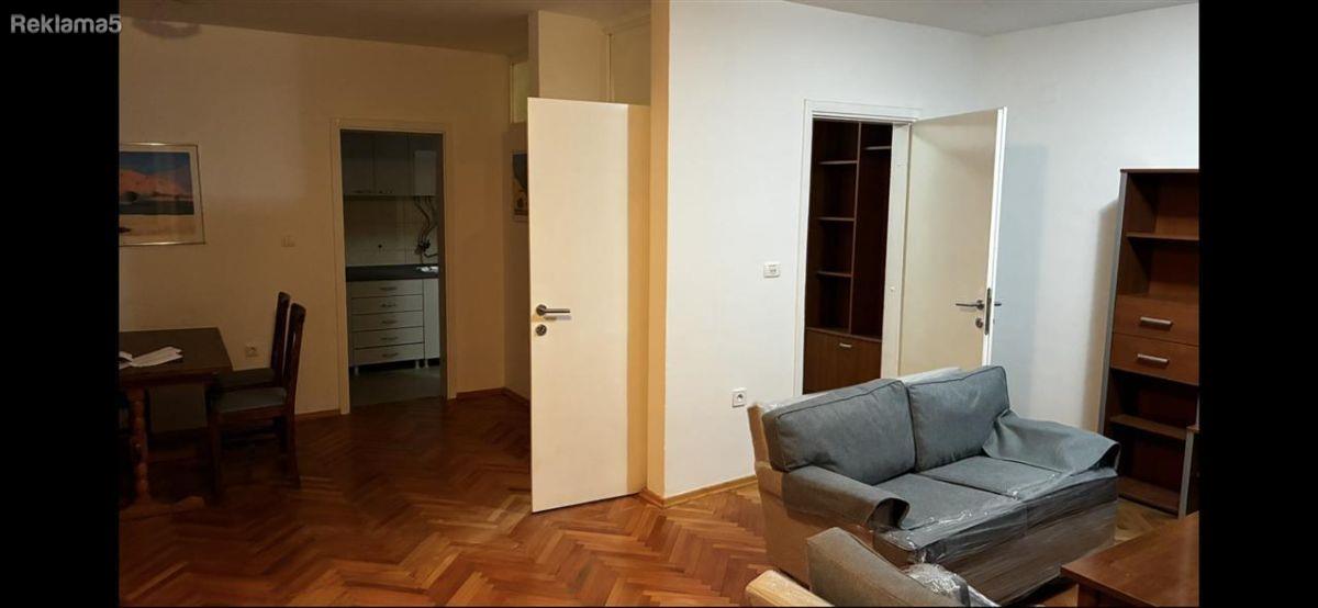Se prodava stan od 93m2 so tri spalni vo Aerodrom