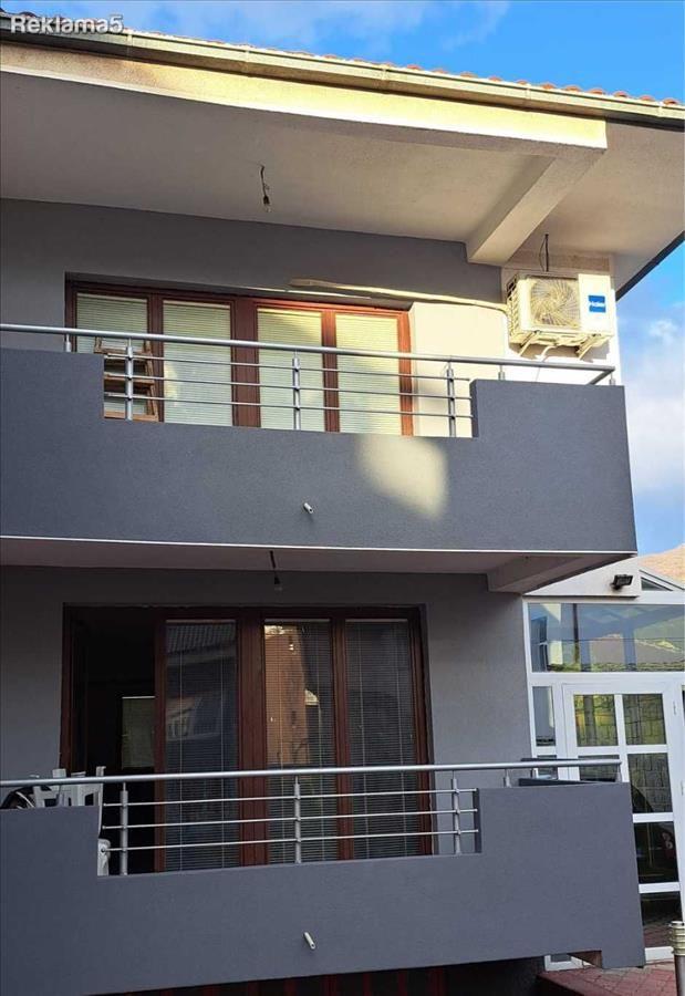 EMPIRE – Selling a house