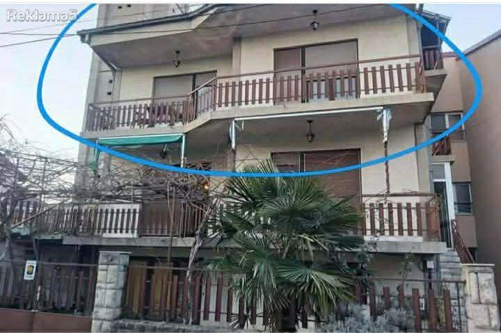 A floor of a house in the center is for sale