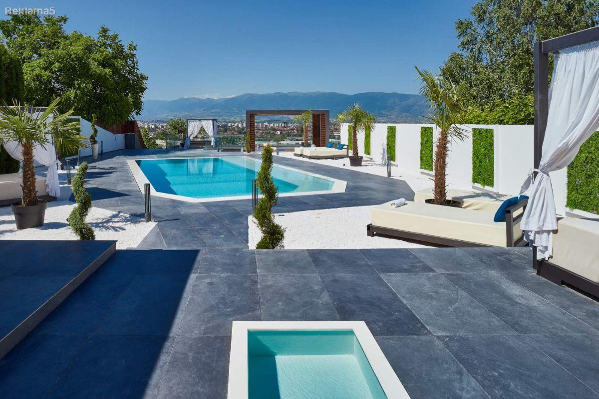 LUXURY VILLA FOR SALE IN A QUIET LOCATION IN PINTIA