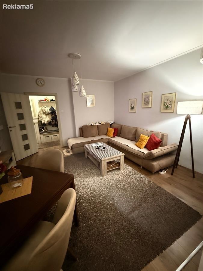 RENOVIRAN NAMESTEN STAN 60M2 2 SPALNI N.LISICE POSLE ROJAL
