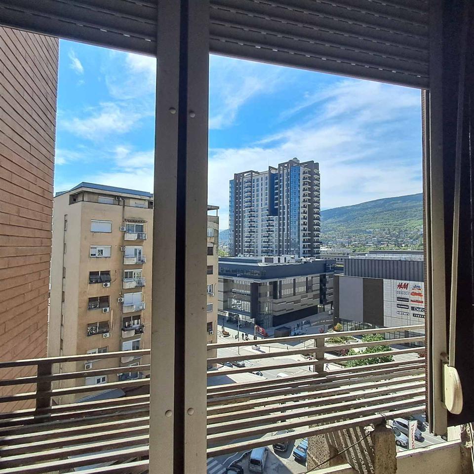 FOR SALE THREE-ROOM APARTMENT IN THE CENTER - CITY WALL