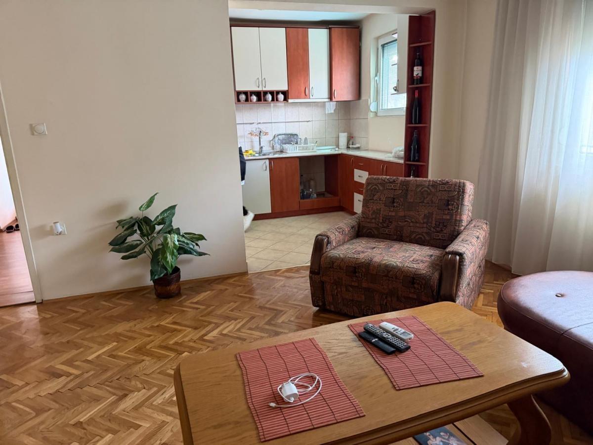A floor of a house on the ground floor of 110m2 in Stajkovci is for sale