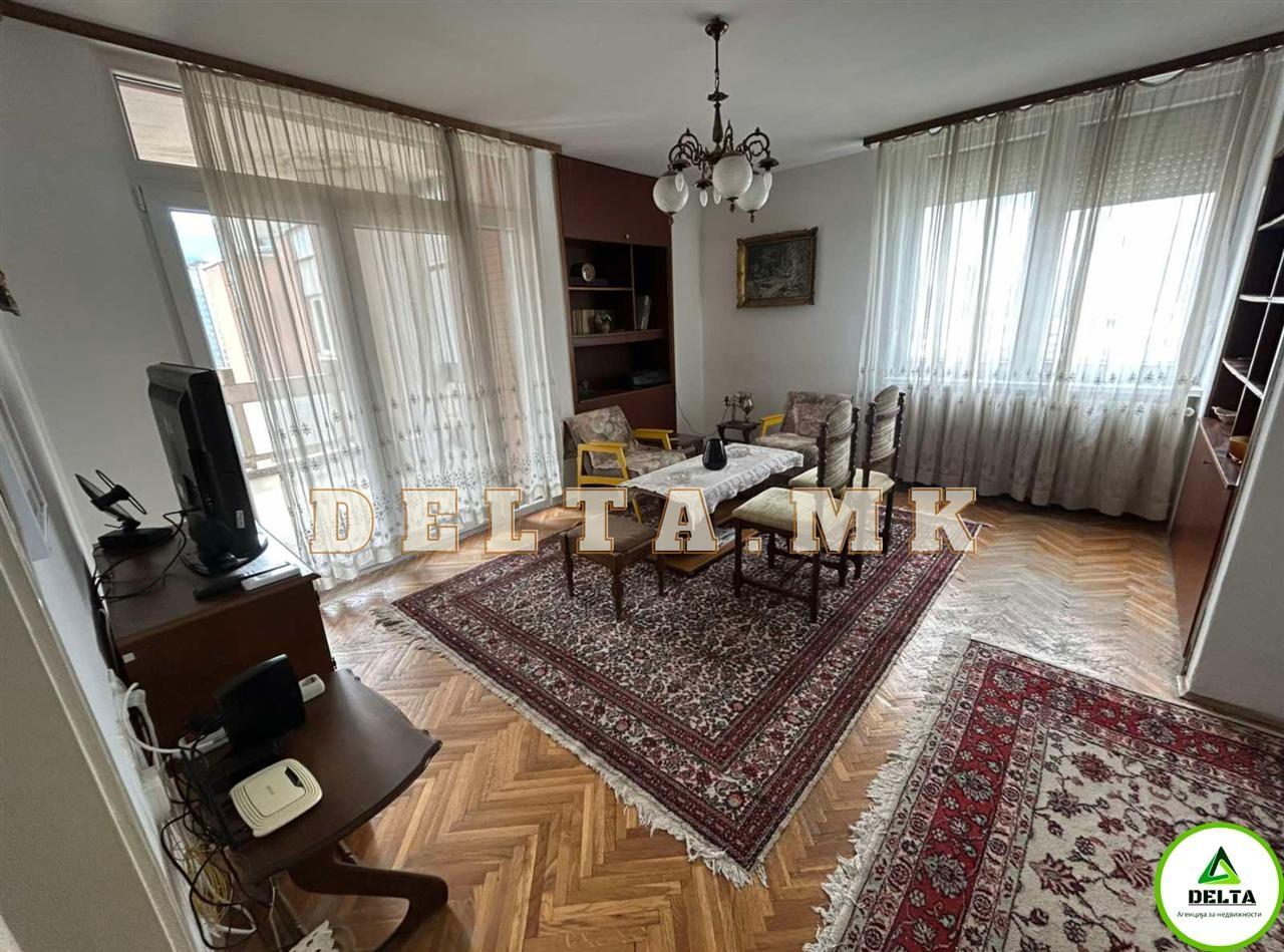 SE PRODAVA TROSOBEN STAN VO CENTAR ,GRADSKI ZID