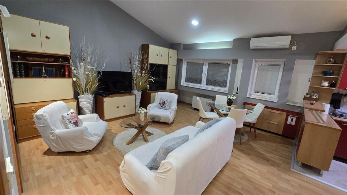 For sale is a 61m2 apartment with a 13m2 gallery on Roosevelt Street