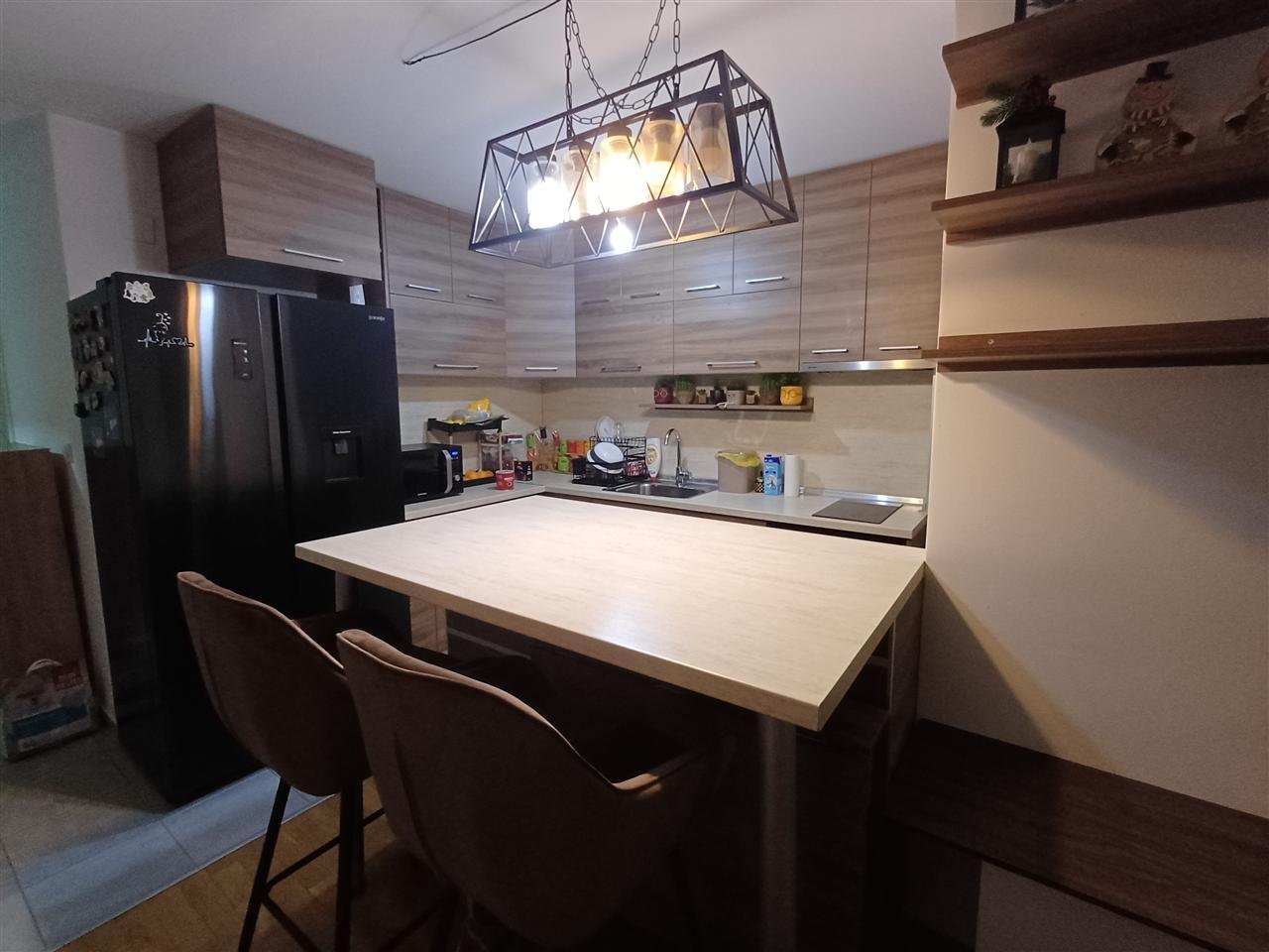Se prodava trosoben stan 58m2 vo Hrom