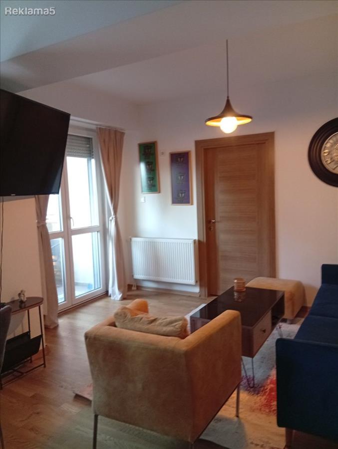 PRODAVAME ODLICEN STAN SPROTI FON KAJ MECEDES