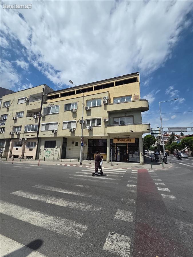 Se prodavaat dva stana sproti vo centar - sproti Vlada